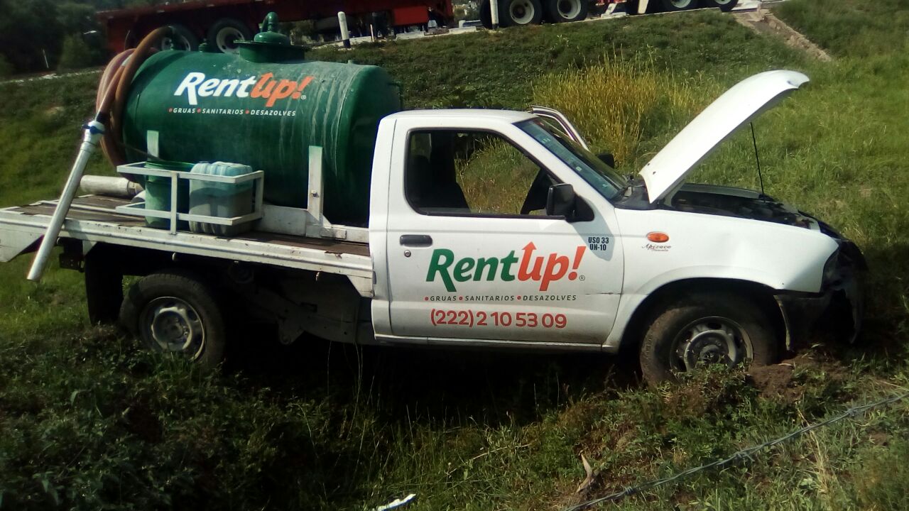 Choque de pipa deja fuerte pestilencia en Ixtacuixtla